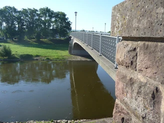 hx-weserbruecke-stephanberg Weserbrücke mit Weser, im Vordergrund Steinpfeiler der Weserbrücke