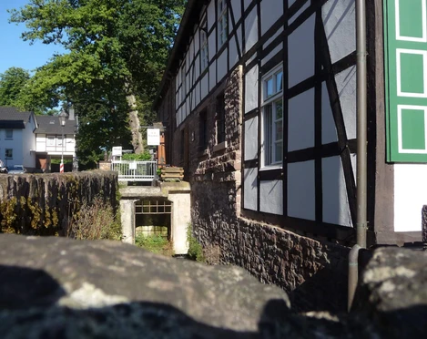 hx-obermuehle-stephanberg-2 Mit Bruchsteinen eingefasster Grubekanal mit Fachwerkhaus am rechten Bildrand