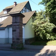 hx-nicolaitor-stephanberg Sandsteinpfeiler mit Haus im Hintergrund