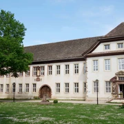 koptisches-kloster-brenkhausen-hausansicht Aussenansicht Koptisches Kloster Brenkhausen mit Rasenfläche
