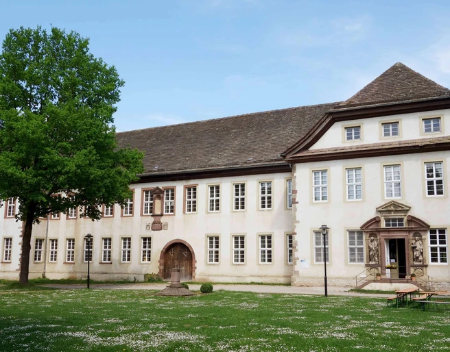 koptisches-kloster-brenkhausen-hausansicht Aussenansicht Koptisches Kloster Brenkhausen mit Rasenfläche