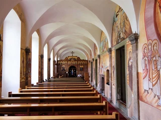 koptisches-kloster-brenkhausen-klosterkapelle Klosterkapelle mit Wandmalereien und Kirchenbänken