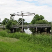 Staaßenbrücke Die Staaßenbrücke überquert den Nordloh-Kanal, eingebettet in eine üppig grüne Naturlandschaft.