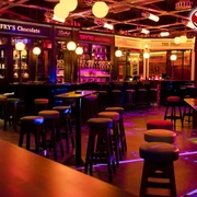 Bar_Disco Tange Innenansicht der Bar Disco Tange mit gemütlichem Ambiente, bunten Lichtern und einer lebhaften Atmosphäre, ideal für gesellige Abende.