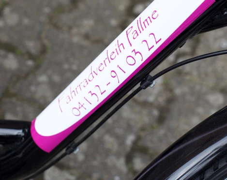 Fahrradverleih Pallme Das Bild zeigt den markanten Schriftzug „Fahrradverleih Pallme“ auf einem Fahrradrahmen.