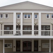 Stadttheater Wunstorf, Außenansicht Das Stadttheater Wunstorf zeigt eine schlichte Fassade mit mehreren Fenstern und einem überdachten Eingang.