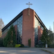St. Hedwig Kirche Steinhude Die St. Hedwig Kirche Steinhude beeindruckt mit ihrer modernen Architektur aus rotem Backstein.