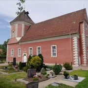 Schloss Ricklingen Kirche Historische Kirche aus rotem Backstein mit markantem Turm, umgeben von gepflegtem Friedhof.
