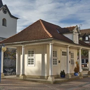 Alte Wache Neustadt Alte Wache Neustadt, ein kleines, historisches Gebäude mit rotem Ziegeldach und weißen Säulen.