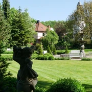 Barockgarten Rheder  Barockgarten Rheder mit gepflegtem Rasen, Hecken, einem Brunnen und einer Statue in ruhiger Umgebung.