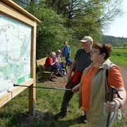 Informationstafel "Paderborner Karstrundweg" im Ellerbachtal Wanderer studieren intensiv die Route des Paderborner Karstrundwegs an einer Informationstafel.