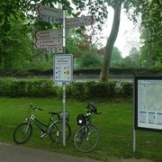Startort der Paderborn-Touren am Maspernplatz Zwei Fahrräder stehen am Startpunkt der Paderborn-Touren am Maspernplatz neben Wegweisern und Infotafel.