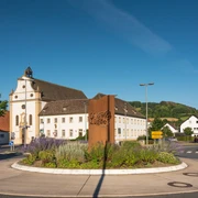Ehemaliges Franziskanerkloster in Lügde Ehemaliges Franziskanerkloster in Lügde mit prächtiger Fassade, neoklassizistischem Stil umgeben von einer modernen Verkehrsinsel.