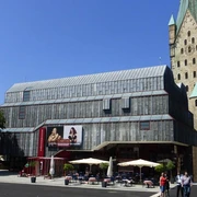 Diözesanmuseum Paderborn Moderne Fassade des Diözesanmuseums Paderborn neben historischer Kirche im Sonnenschein.