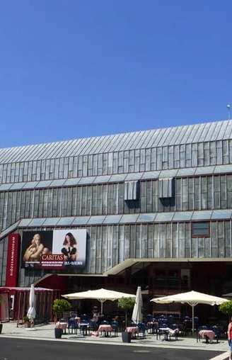 Diözesanmuseum Paderborn Moderne Fassade des Diözesanmuseums Paderborn neben historischer Kirche im Sonnenschein.