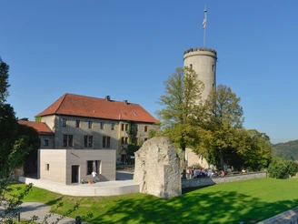 Sparrenburg Bielefeld Sicht auf die mittelalterliche Sparrenburg in Bielefeld, umgeben von Bäumen bei klarem Himmel.