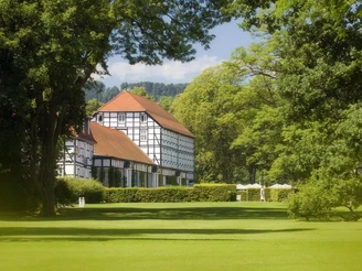 Gräflicher Park - Gebäudeansicht Wiese im Gräflichen Park mit Gebäudeansicht.