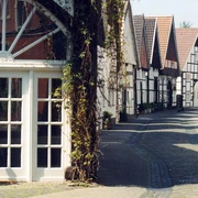 Fachwerkhäuser in der Altstadt Rheda Historische Fachwerkhäuser säumen eine gepflasterte Gasse in der Altstadt von Rheda.