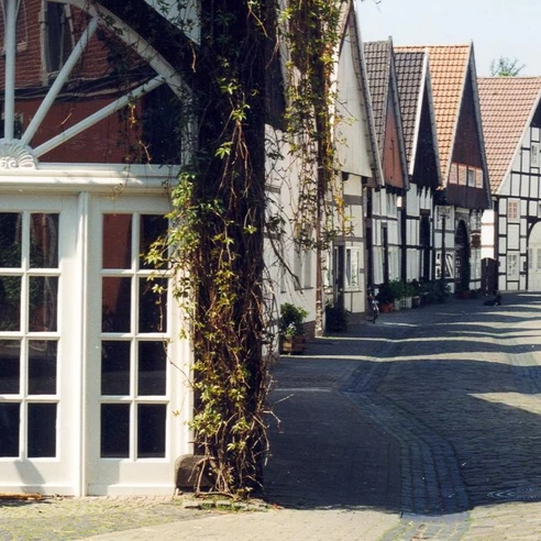 Fachwerkhäuser in der Altstadt Rheda Historische Fachwerkhäuser säumen eine gepflasterte Gasse in der Altstadt von Rheda.