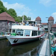 Das Bild zeigt ein Schiff, das aus der Schachtschleuse fährt.