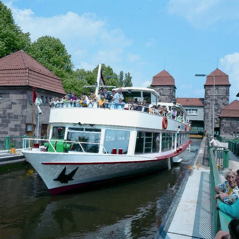 Das Bild zeigt ein Schiff, das aus der Schachtschleuse fährt.