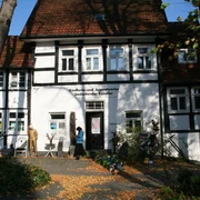 HalleWestfalen - Museum für Kindheits- und Jugendwerke bedeutender Künstler Fachwerkhaus mit "Kindheits- und Jugendwerke bedeutender Künstler" in herbstlicher Parkanlage.