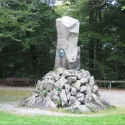 Bismarckstein Steinerne Gedenksäule im Wald zu Ehren von Otto von Bismarck, umgeben von Bäumen und Kiesweg.
