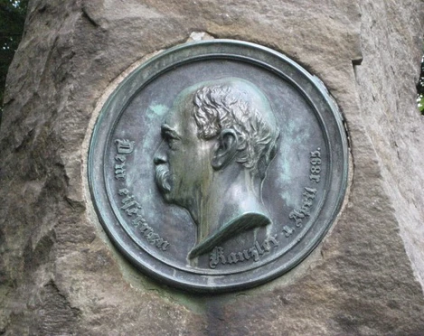 Bismarckstein  Gedenkstein aus robustem Stein mit einem kreisförmigen, detaillierten Relief-Porträt von Otto von Bismarck.