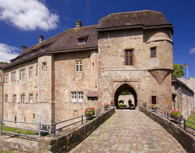 Burg Dringenberg  Burg Dringenberg von außen.
