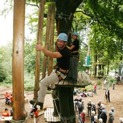 Kletterpark am Hermannsdenkmal Menschen in einem Kletterpark genießen Seilbahnen zwischen hohen Bäumen bei sonnigem Wetter.