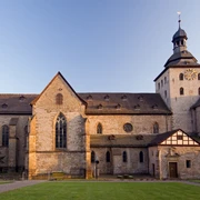 Eggeedom Neuenheerse Romanische Kirche Eggeedom Neuenheerse mit markantem Turm, umgeben von grünem Rasen und Bäumen.