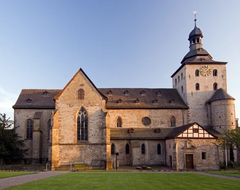 Eggeedom Neuenheerse Romanische Kirche Eggeedom Neuenheerse mit markantem Turm, umgeben von grünem Rasen und Bäumen.