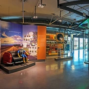 Heinz Nixdorf MuseumsForum - Ausstellung Ausstellungsbereich im Heinz Nixdorf MuseumsForum mit farbenfrohen Exponaten und interaktiven Elementen.