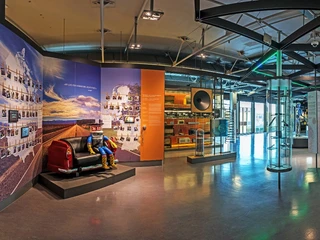 Heinz Nixdorf MuseumsForum - Ausstellung Ausstellungsbereich im Heinz Nixdorf MuseumsForum mit farbenfrohen Exponaten und interaktiven Elementen.