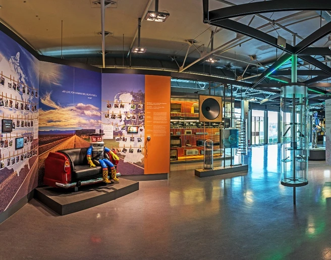 Heinz Nixdorf MuseumsForum - Ausstellung Ausstellungsbereich im Heinz Nixdorf MuseumsForum mit farbenfrohen Exponaten und interaktiven Elementen.