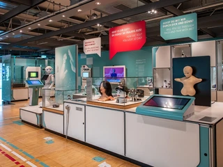Heinz Nixdorf MuseumsForum - Ausstellung Ein Ausstellungsraum im Heinz Nixdorf MuseumsForum mit interaktiven Technologien und Robotern.