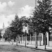 Lange Straße Ostwestrichtung Historische Stadtstraße mit Kopfsteinpflaster, gesäumt von Bäumen und Gebäuden, im Hintergrund Kirchturm.