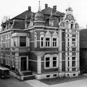 Villa Maas Lange Straße um 1955 Historisches Backsteingebäude mit reich verzierten Fassadenelementen und Erker, Lange Straße.