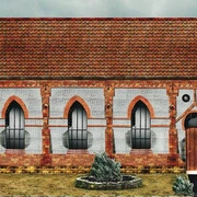 Synagoge, vor 1938 Historische Synagoge aus Backstein, mit gotischen Bögen und großen Fenstern, vor 1938.