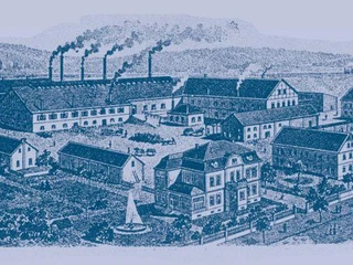 Die Glashütte stand auf dem Areal des heutigen Rathausplatzes Historischer Druck einer Glashütte mit rauchenden Schornsteinen, umgeben von Arbeits- und Wohngebäuden.