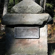 Kleiner Herrgott bei Willebadessen Steinernes Wegekreuz in einem Waldgebiet bei Willebadessen, eingerahmt von hohen Bäumen.
