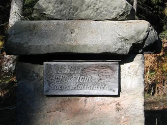 Kleiner Herrgott bei Willebadessen Steinernes Wegekreuz in einem Waldgebiet bei Willebadessen, eingerahmt von hohen Bäumen.