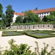 Knotengarten am Bad Iburger Schloß Gepflegter Knotengarten mit geometrischen Beeten, vor der historischen Kulisse des Bad Iburger Schlosses.