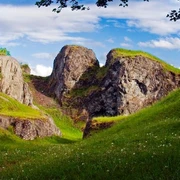 Hüssenberg bei Eissen Grüne Wiesen und markante Felsformationen prägen die Landschaft des Hüssenbergs bei Eissen.