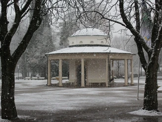 Brunnentempel im Winter
