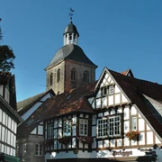 Tecklenburg - Deutschlands nördlichstes Bergstädtchen Fachwerkhäuser mit Blumenschmuck rahmen die St.-Michael-Kirche im bergigen Tecklenburg ein.