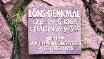 Lönsdenkmal Gedenktafel an einem Lönsdenkmal aus Stein mit Inschrift zu seinem Geburts- und Sterbedatum.