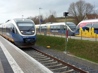 bahnhof_ottbergen Drei Züge der NordWestBahn an Bahnsteigen