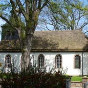 kirche_boffzen kleine weiße Kirche mit Sandsteineindeckung