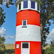 Liebevoll hinterm Deich: Leuchtturm